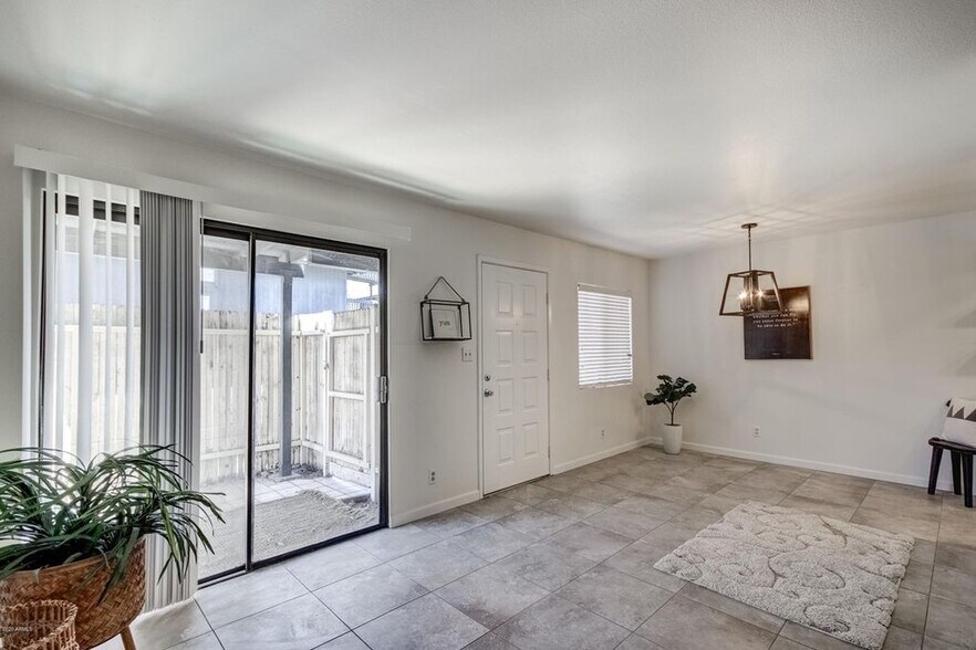 Primary Photo - 286 W Palomino Dr