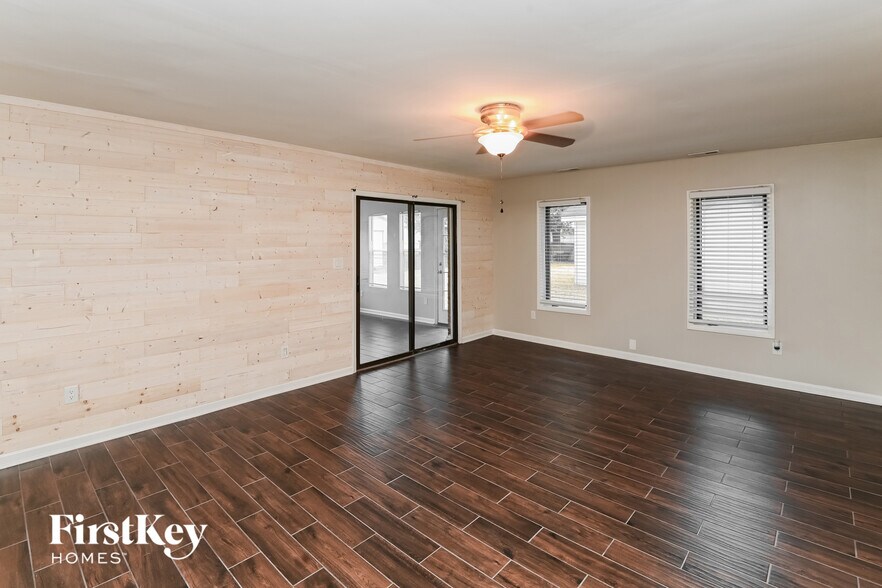 Building Photo - 901 Vickery Dr