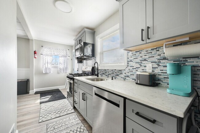 Building Photo - 444 Oneida St