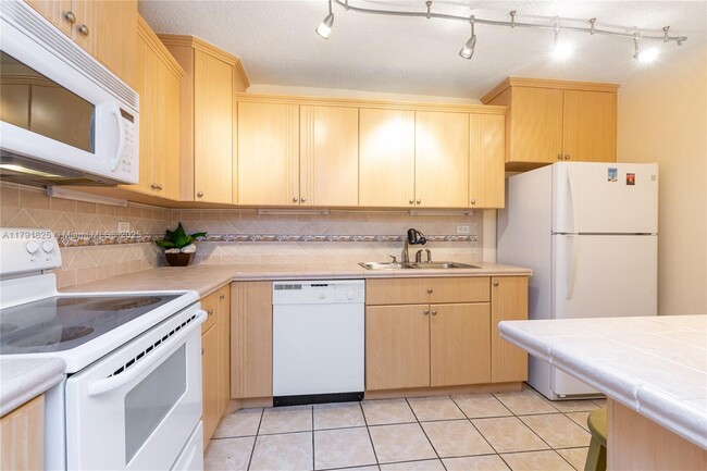 Building Photo - 6039 Collins Ave