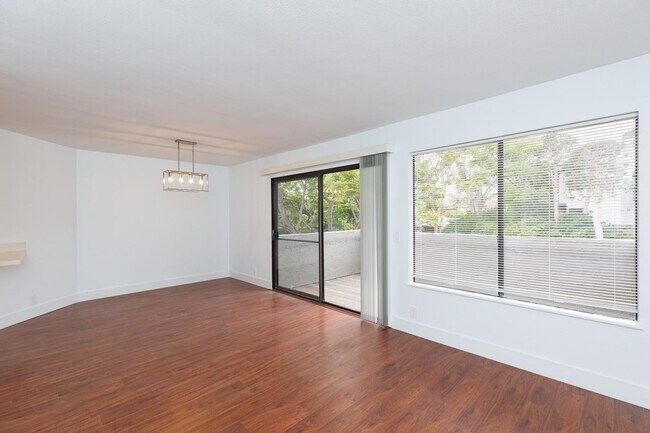 Building Photo - 2 Bedroom Condo in the Villa La Jolla Community