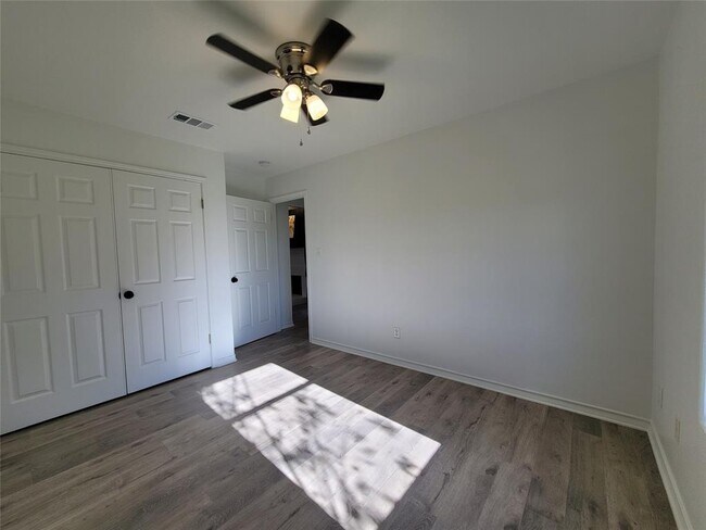 Building Photo - 208 Newcastle Dr