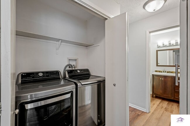 Building Photo - WELCOME HOME! AVAILABLE NOW!