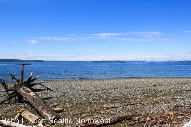 Building Photo - 7035 Beach Dr SW