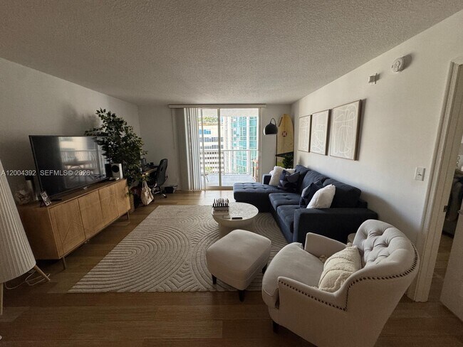 Building Photo - 1200 Brickell Bay Dr