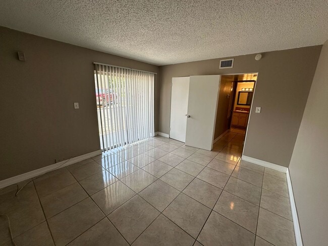 Building Photo - FAST APPROVAL !