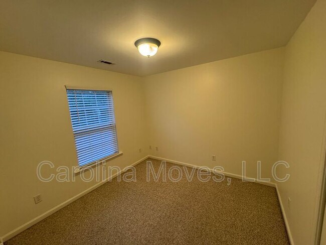 Building Photo - 121 Pine Walk Dr