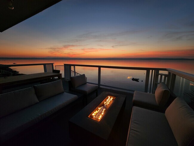 Building Photo - 19118 Soundview Dr NW