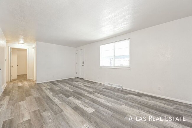 Building Photo - Spacious 2 Bed 1 Bath Lower Level Home wit...