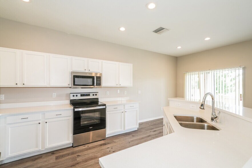 Building Photo - 748 Star Pointe Dr