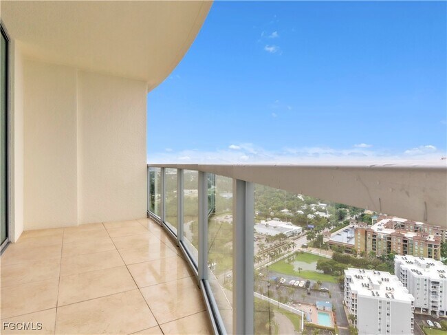 Building Photo - 3000 Oasis Grand Blvd