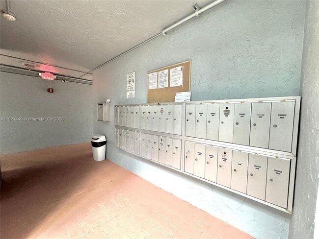 Building Photo - 505 S Pine Island Rd