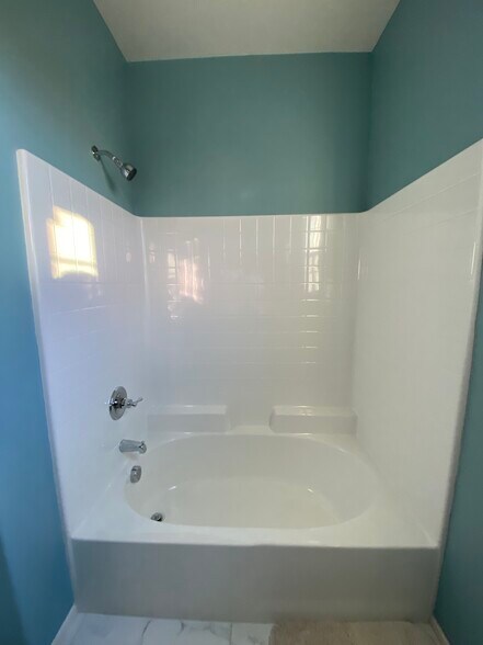 master bathtub - 1266 Santa Victoria Rd