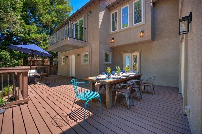 Building Photo - 12422 Homestead Way