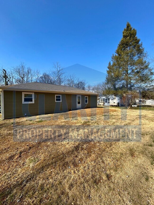 Building Photo - Single level! Two bedrooms!