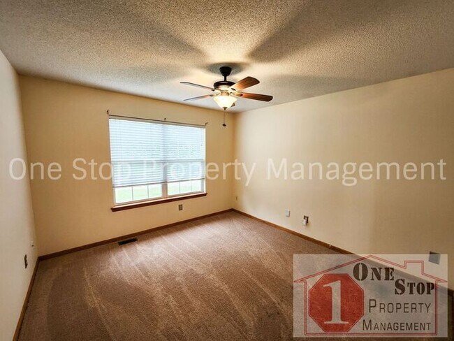 Building Photo - 3 Bedroom, 2 Full Bathrooms and oversized ...