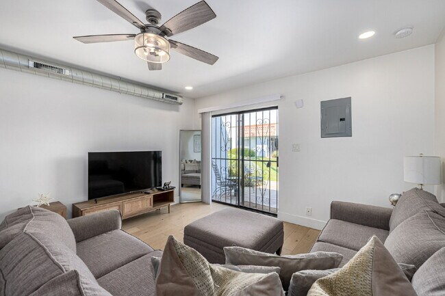 Building Photo - "Charming 1-Bedroom Townhouse in Phoenix –...