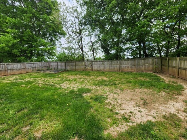 Building Photo - $1850 3 Beds 2.5 Bath + Bonus Room & Storm...