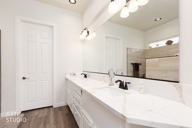 Building Photo - Beautiful home located in the gated commun...