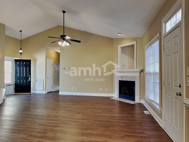 Building Photo - 702 Landing View Dr