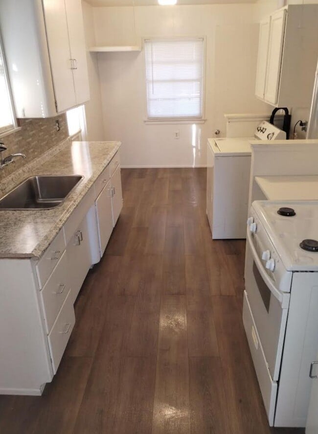 Building Photo - Just reduced. 3 bedroom 1 bath home!