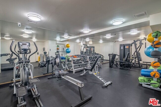 Building Photo - 100 S Doheny Dr