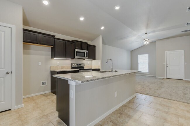 Building Photo - 1/2 off First Months Rent! Wonderful 3/2/2...