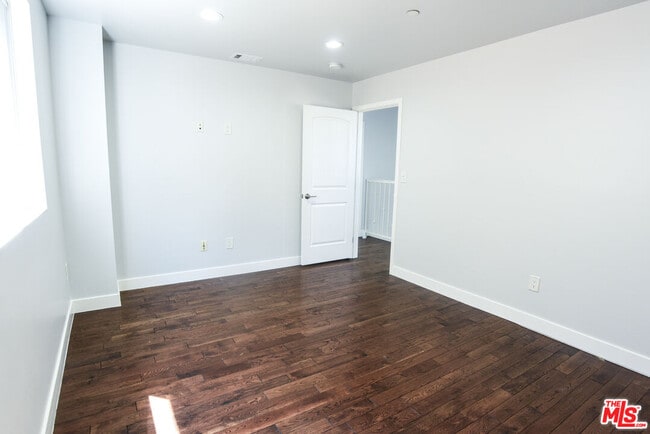 Building Photo - 2114 S Ridgeley Dr