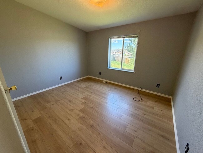 Building Photo - Three Bedroom with Gorgeous Views!