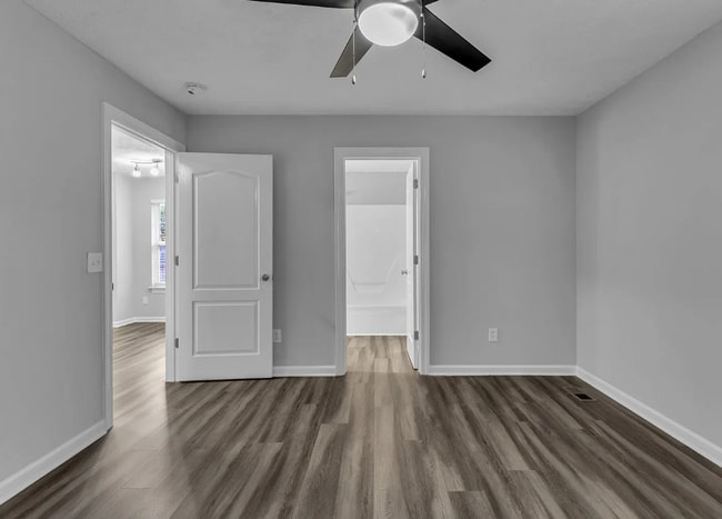 Building Photo - Adorable 3BD/2BA home in Murfreesboro with deck & attached garage!