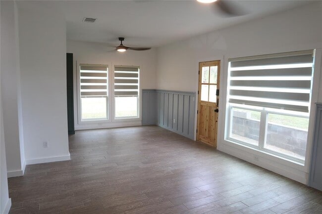 Building Photo - 10201 Longhorn Skyway
