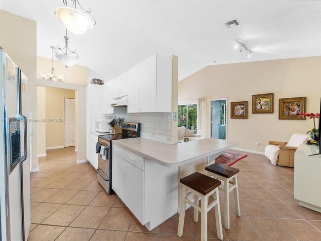Building Photo - 3 bedroom in Dania FL 33004