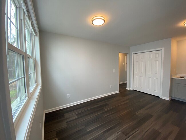 Building Photo - Great Location-2 Bedroom Duplex Now Availa...