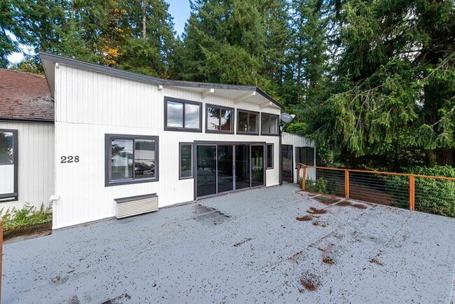 Building Photo - BEAUTIFUL CABIN STYLE HOME ACROSS FROM SILVER LAKE