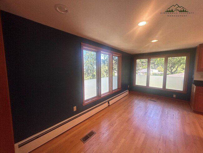 Building Photo - 320 Sunset Dr