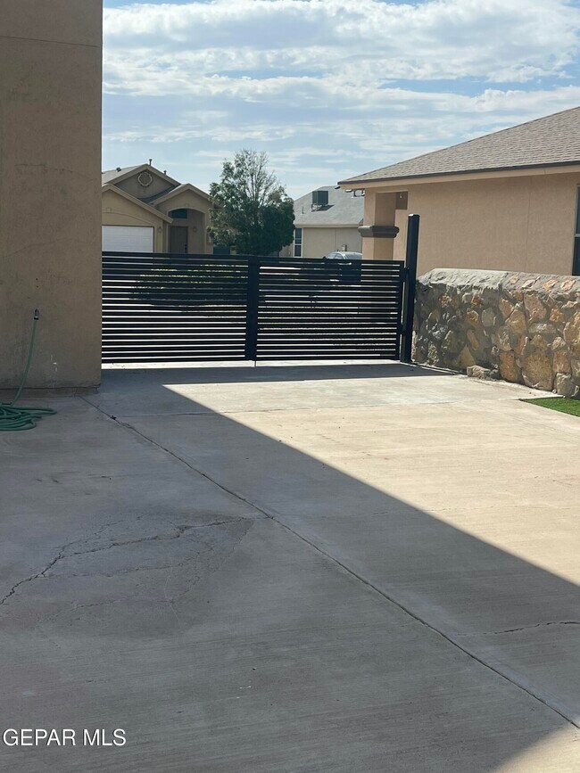 Building Photo - 809 Desert Moon Dr