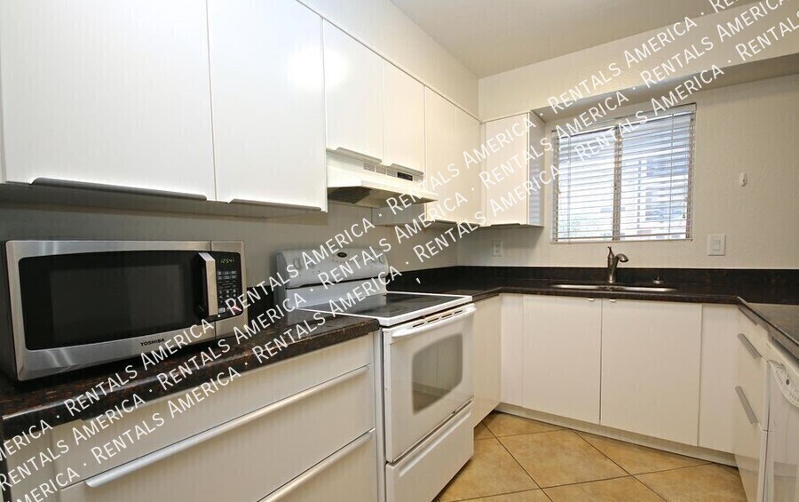 Building Photo - 1014 E Spence Ave