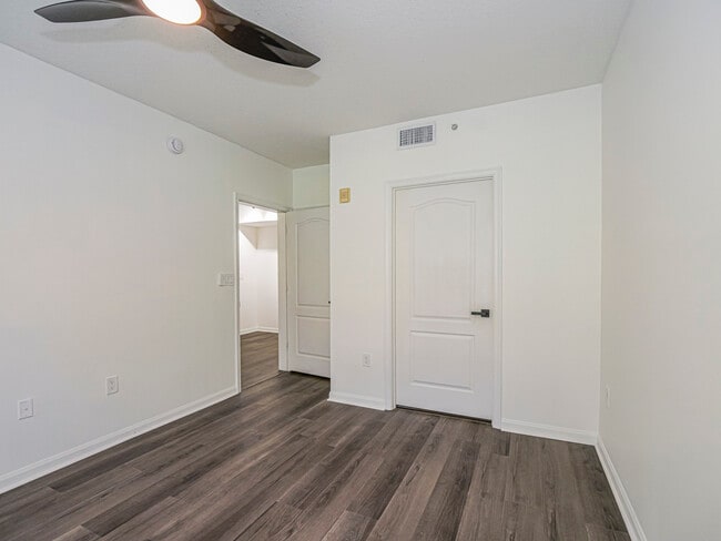 Building Photo - 5090 Fairways Cir