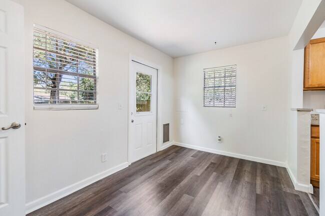 Building Photo - 810 W Minnehaha St