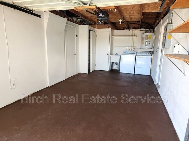 Building Photo - 1708 Springdale Dr