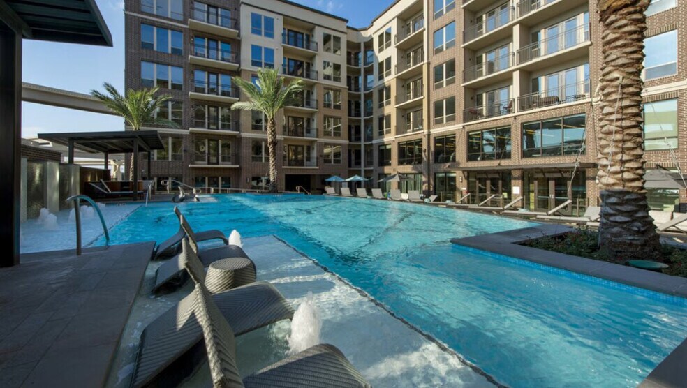 Building Photo - 800 Sorella Ct