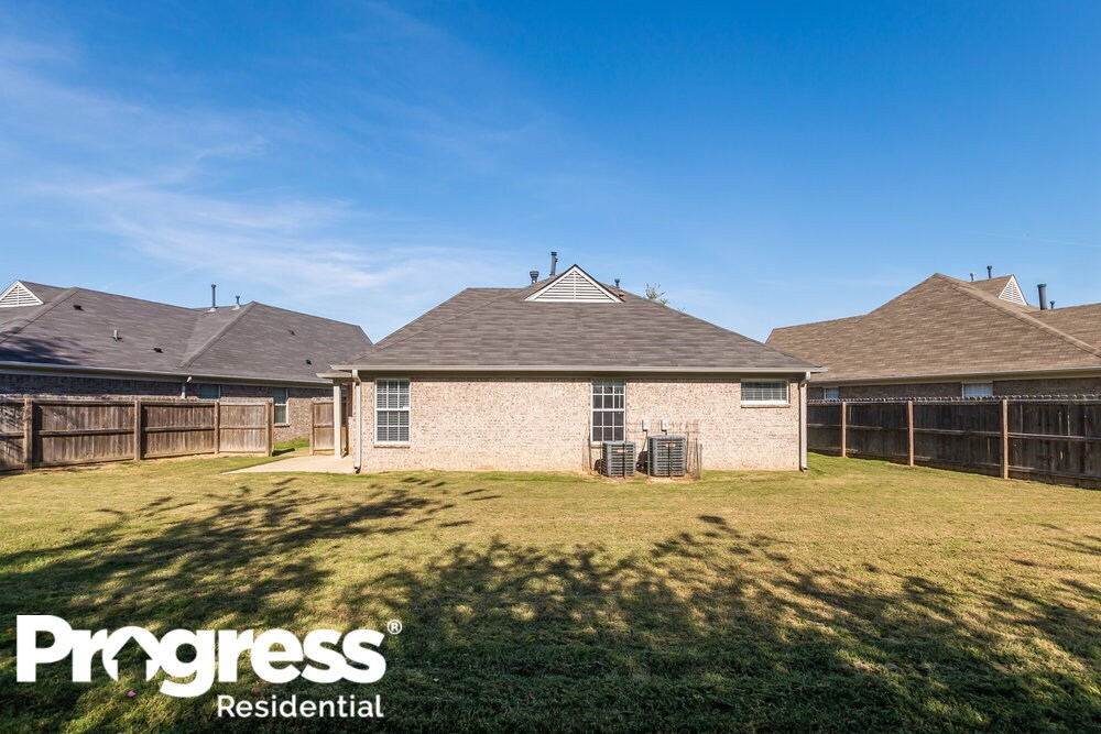 Building Photo - 9909 Southern Oak Way