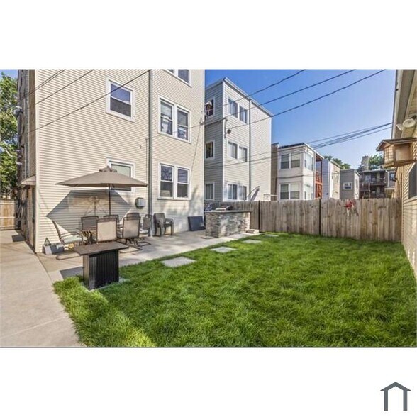 Building Photo - 5639 N Artesian Ave