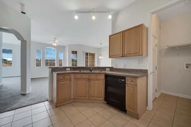 Building Photo - Beautiful 3/2 Condo in Davenport! Water and basic internet included!