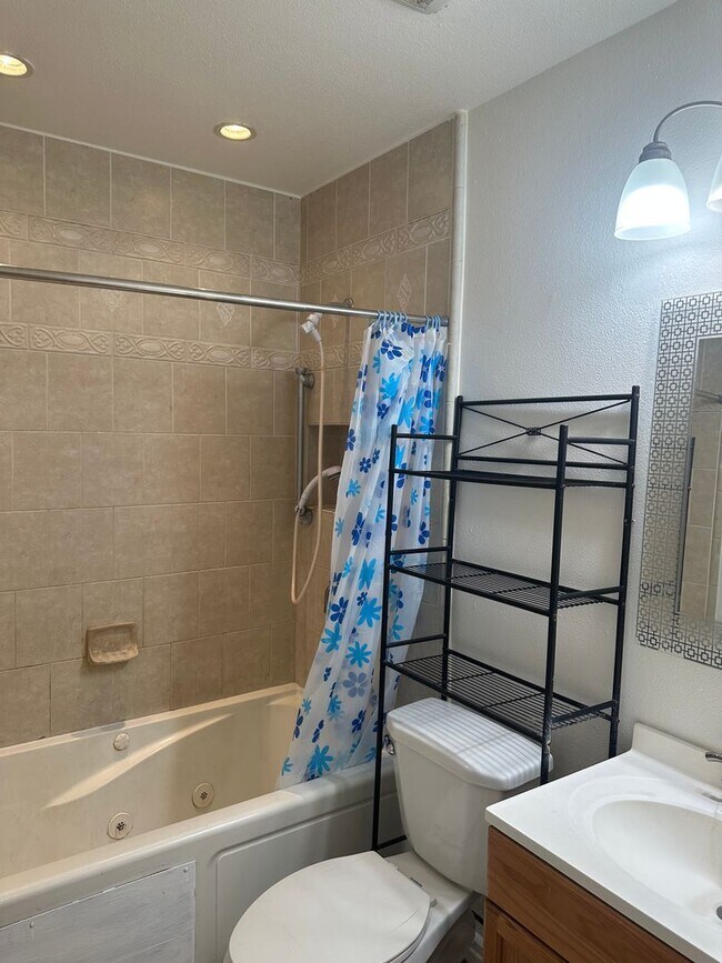 Building Photo - Ontario single 3 bed 2 bath single house