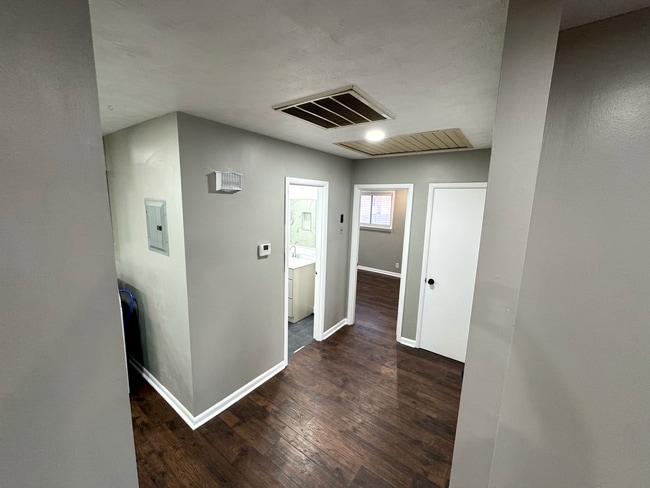 Building Photo - 908 S Crutcher Ave