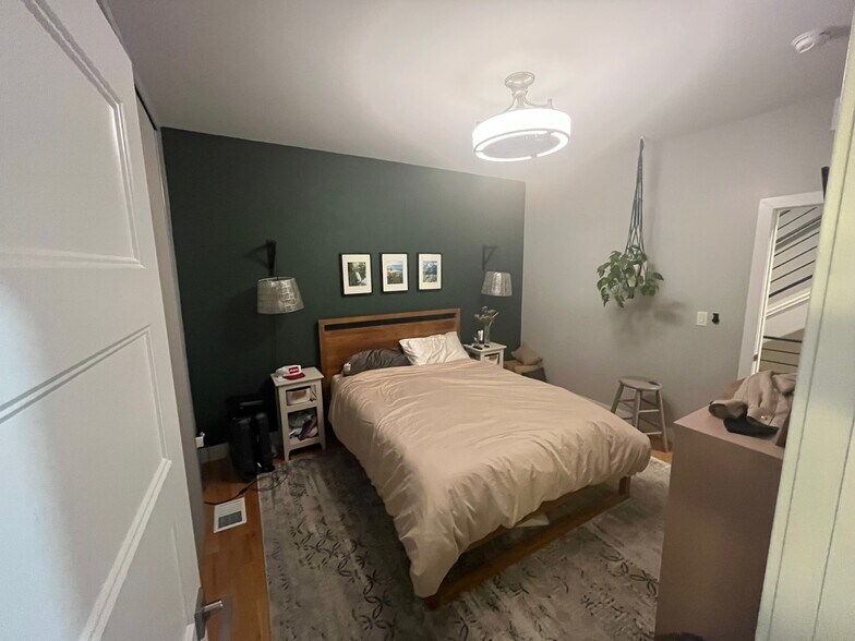 primary bedroom - 3326 S Washington St