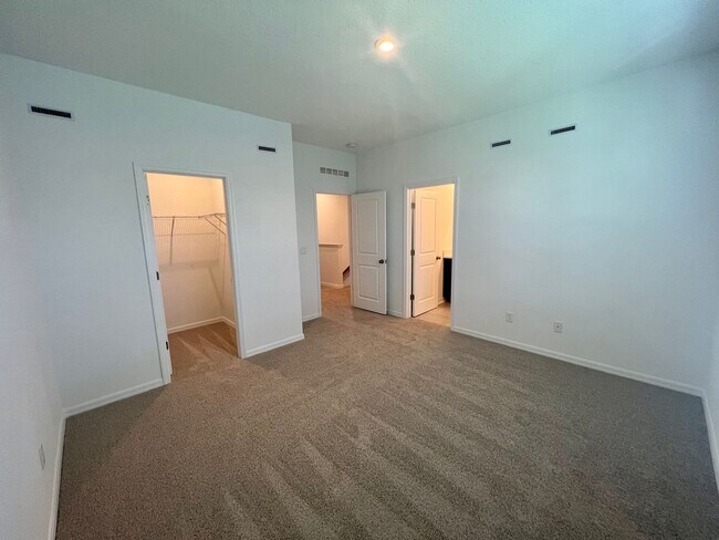 Building Photo - Beautiful 3 bedroom 2.5 bath Townhome!