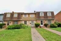 Building Photo - 2 bedroom townhome right across from westo...