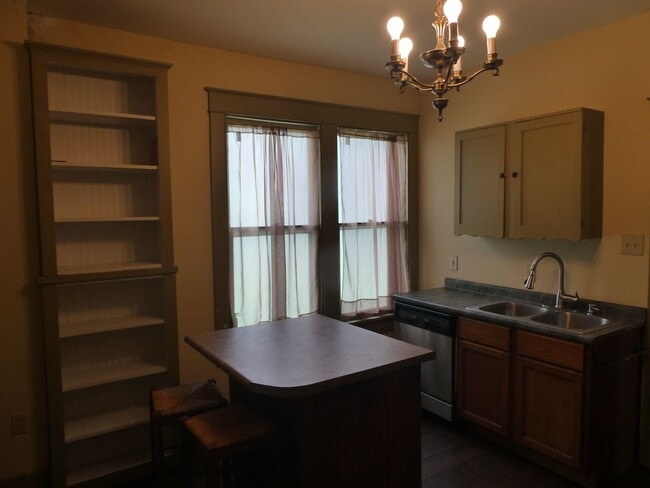 Building Photo - 3 Bedroom House Downtown & Walking Distance to Columbia College